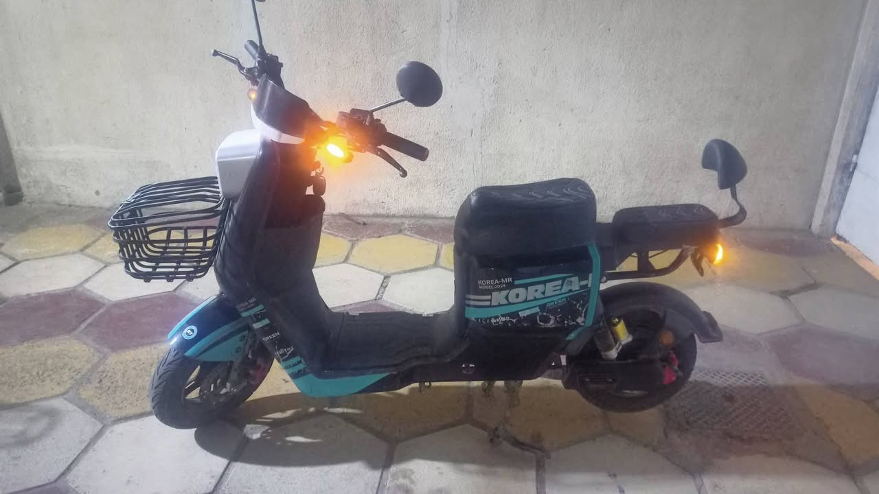 دراجة شحن للبيع نوع R7 كوريا ام ار كهربائية نظيفه وشغاله 5بطاريات جدد كل بطاريه 30امبير مع شاحنه وجهاز حمايه مؤقت تقدر توقته بعدد ساعات معين وينطفي لوحده حتى تتخلص من شغلة نسيان الدراجه عالشحن
مستعمله فقط مفطوره بالكفر فطر غير مؤثر مثل ما واضح بالصور 
5 بطاريات كبيره 30 امبير جرافين ابو ال
شاحنتين اصليات تجي وياها
وجهاز حماية مؤقت
الدراجه بيها اربع تبديلات مثل ما واضح بالفيديو 
تجي تفحصها على راحتك والك يوم تجيكها بيه
السعر 450الف
مكان البصره
***********
