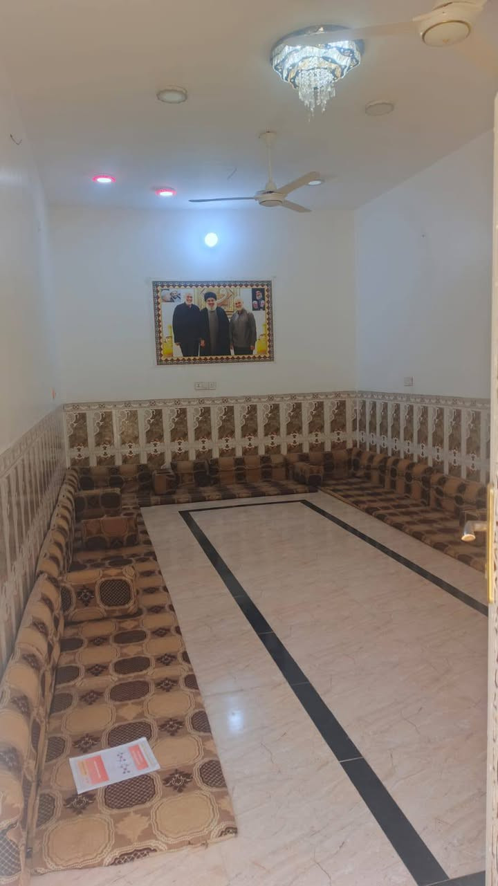 بيت للبيع مساحة ٢٠٠ حي الشرطة ثاني بيت من الحولي مرتب ويحتوي على غرفتين نوم واستقبال وصاله وصحيات داخليه وخارجيه مستعجل على بيعه كلش السعر اتصل على رقم الهاتف ***********
