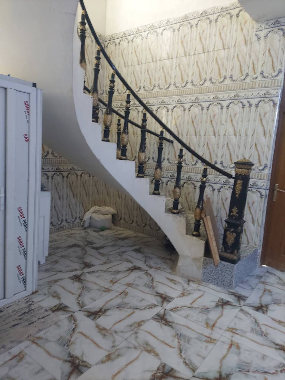 بيت للبيع مساحه ٣٠٠متر طابو زراعي سند٢٥
البيت بنا واجه ١٥ متر نزال ٢٠متر  البيت بناء حديث درجه اولى بي غرفتين نوم وهول واستقبال ومطبخ وكراج سياره وحديقه حلوه ومجمع صحي داخلي وخارجي عنوان الحله ورديه خارج شارع معمل ابو كيره للإستفسار اكثر مراسله الصفحه او الاتصال على الرقم 

***********
