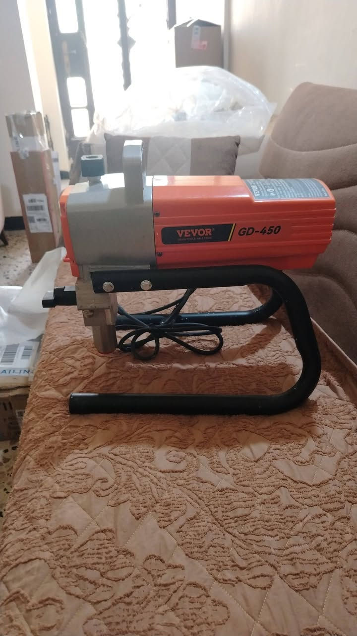 هذا الجهاز هو عبارة عن بخاخ طلاء بدون هواء (Airless Sprayer) من ماركة VEVOR، طراز GD-450.المواصفات الفنية: يعمل الجهاز بمحرك بقوة تتراوح بين 1500 واط و 1800 واط، ويصل أقصى ضغط له إلى 3000 رطل لكل بوصة مربعة (PSI).الأداء: يتميز بمعدل تدفق يبلغ 1.8 لتر في الدقيقة، مما يجعله مناسباً للمشاريع الكبيرة والأسطح المختلفة مثل الجدران والأسقف.المميزات: يتيح الجهاز طلاءً ناعماً ومتساوياً دون ترك علامات فرشاة، ويأتي بتصميم قابل للفصل لتسهيل عملية التنظيف

سعر.350 الف 
عنوان بغداد حي الأطباء خدمي مطار بغداد الدولي 
رقم الهاتف ***********
