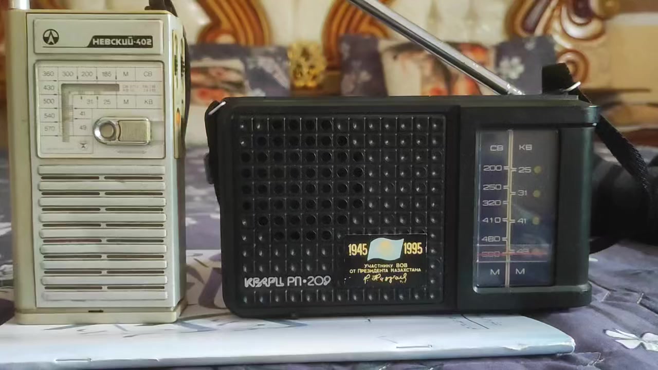 راديو : Nevskij 402
وراديو:  Krapl 209 
الإثنان صناعة الأتحاد السوفيتي في تسعينيات القرن الماضي.
الأستلام : Am  إذاعة دولة الكويت الساعة ال ١٢:٣٤ مساء


**إذا كنت صاحب هذا الإعلان وتريد حذفه لأي سبب، رجاءا أرسل رسالة إلى الدعم الفني**