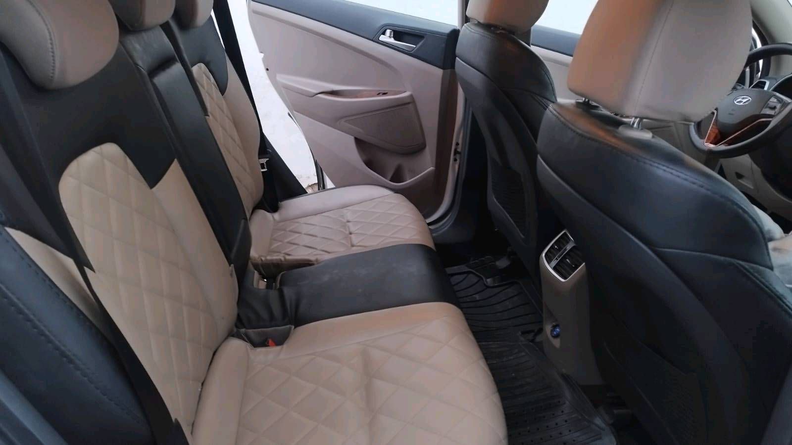 السلام عليكم توسان موديل 202٠ ماشية 124الف لسيارة الكاصد مو العادية بصمة كراسي كهرباء شاشة كار بلي واندرويد اتو ترحيب مرايات مري شفط بيها بل باب مال الصدر شوية وبل جنطة شوية سيارة جديدة مال جناي 