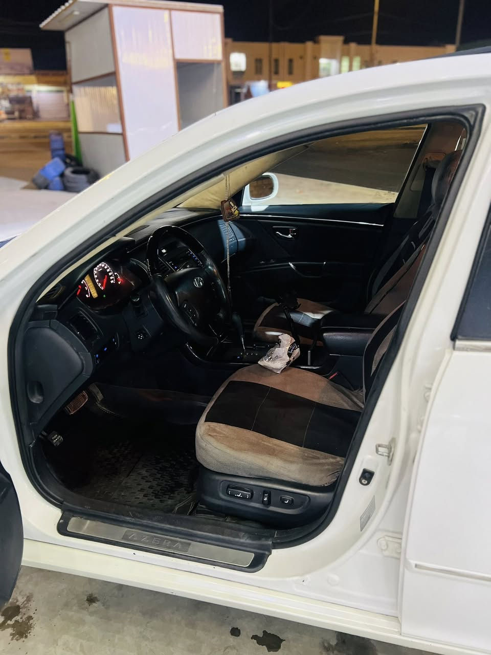 سياره هونداي ازيره 2009 خليجي شركه الكاصد فول موصفات ابيض صدفي محرك 3300 بيها قطعتين صبغ السياره جاهزه من محرك كير صدر تخم تاير ترايك وين متريد رقم بغداد باسمي تحويل ثاني يوم مكانها الرمادي سعرها 105 وبيها مجال بسيط 
***********
