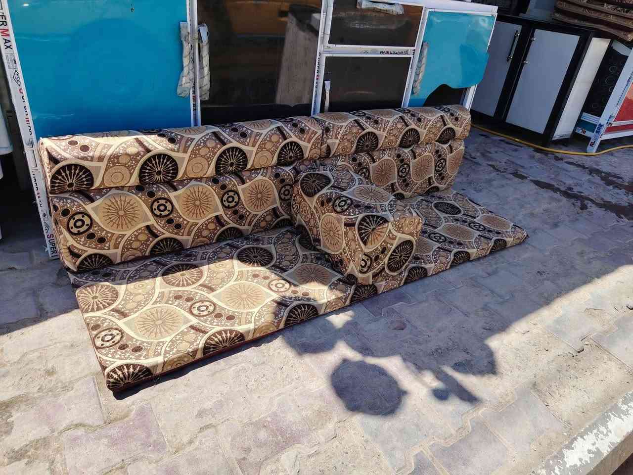 جلسه ونص وجه واحد ستعمال قليل 10 دوشك 18 ضهر 10 تكيه 3 زوايه سعر 350 الف 
***********
