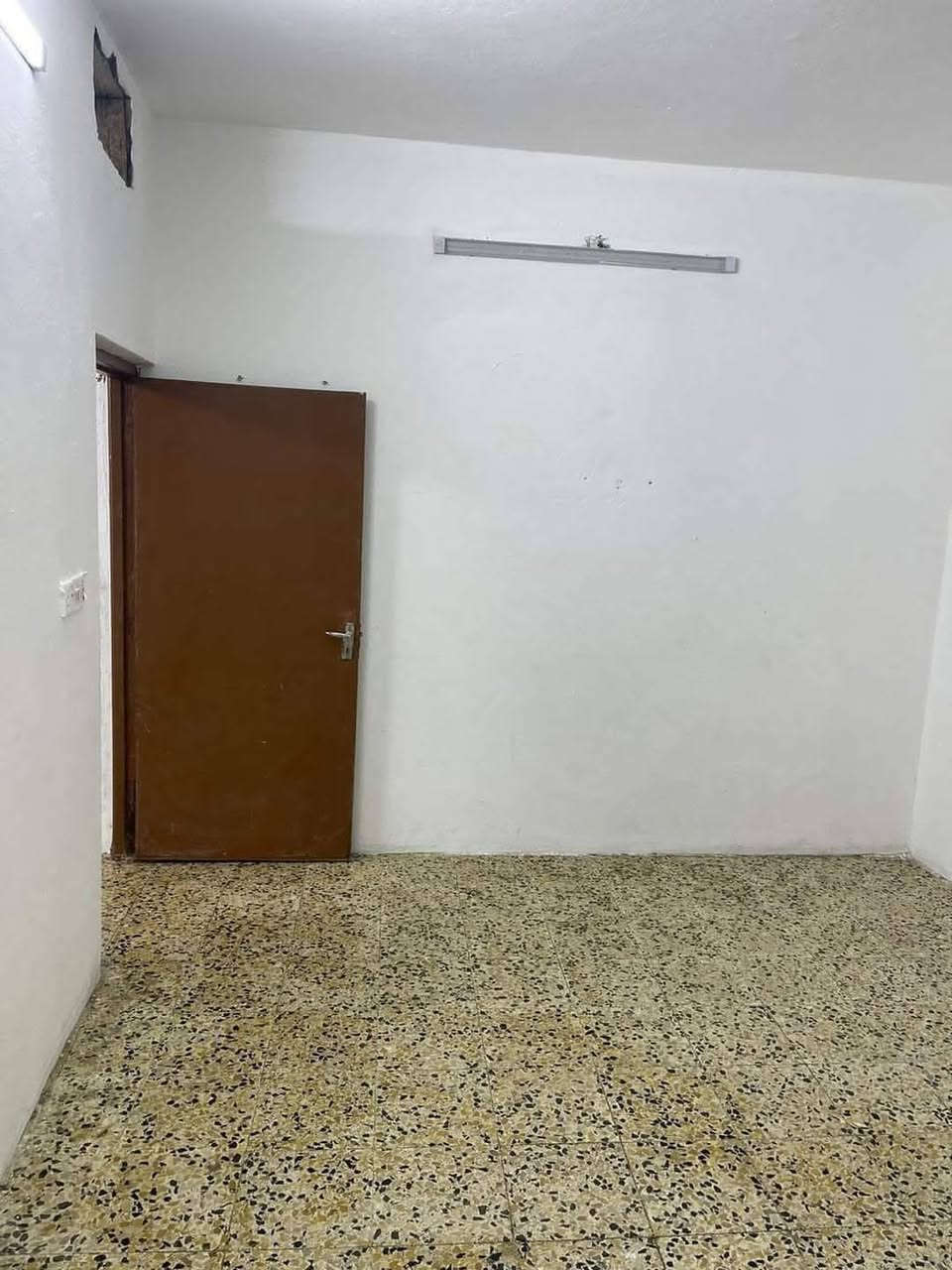 🏡 شقة للإيجار في حي الدركزلية
📍 الموقع: الدركزلية – الفرع المقابل لبانزينخانة الجزائر.

🔹 تتكون الشقة من:

* غرفتي نوم
* هول
* مطبخ
* حمام
* كهرباء وطنية
* ماء متوفر
* خط مولدة

مناسبة للعائلات وفي موقع هادئ وقريب من الخدمات.

📞 للاستفسار والاتصال:
***********@@
