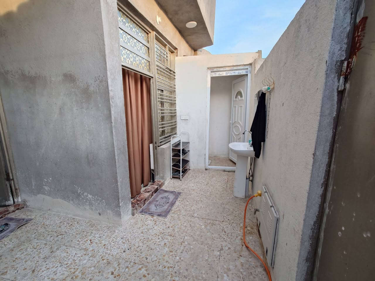 السلام عليكم بيت قاط واحد 110 متر في  مجمع فدك كامل من ناحية الكهرباء  الوطني والسحب والمجاري والأبي وهذا رقمي ***********
