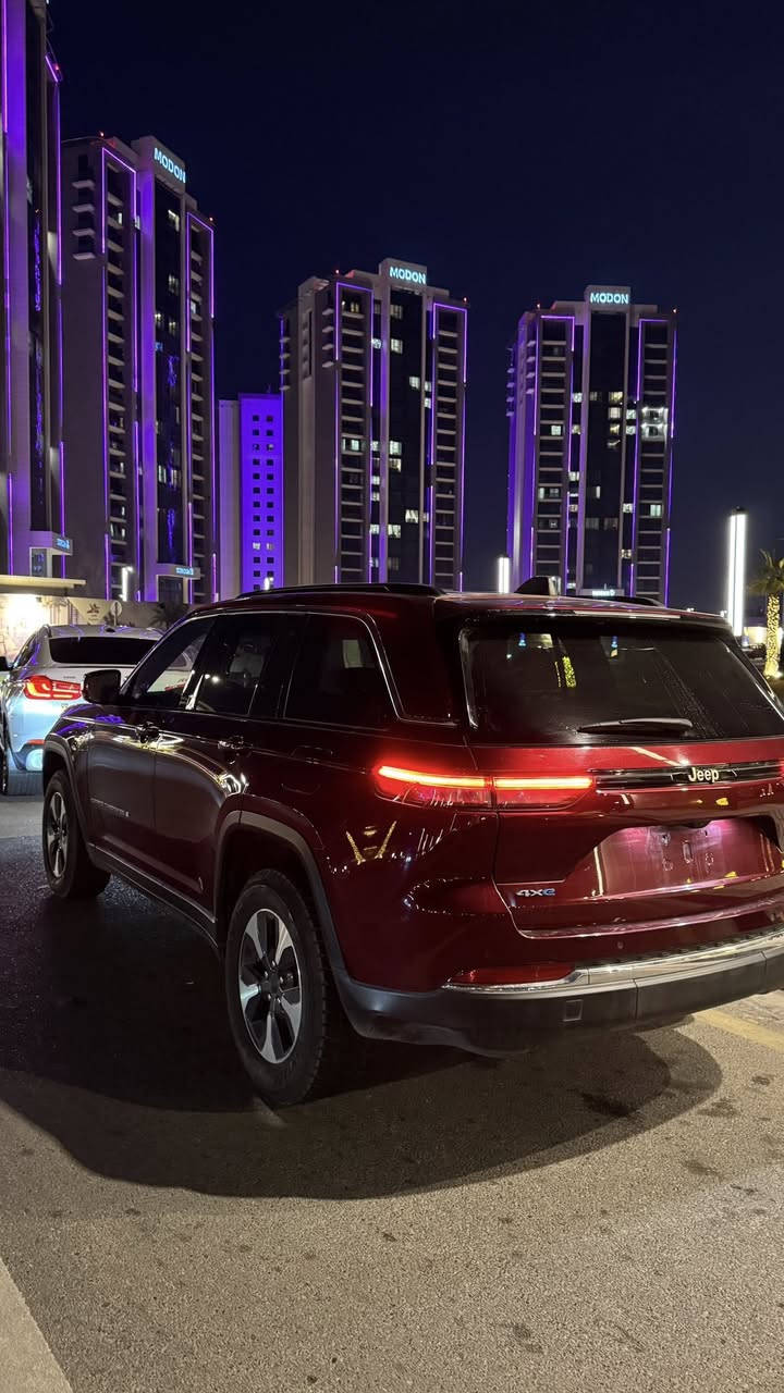 للبيع
جيب كراند شيروكي Plug-in Hybrid موديل 2024
🔹 لون مميز 

⚡ النظام: Plug-in Hybrid (بنزين + كهرباء)
🔋 إمكانية الشحن الكهربائي
💪 القوة التقريبية: 375 حصان
🔧 المواصفات الفنية:
 • محرك 4 سلندر 2.0L Turbo
 • ناقل حركة أوتوماتيك
 • أوضاع قيادة متعددة
            •  توفير عالي بالوقود

🛋️ المواصفات الداخلية:
 • مقاعد جلد فاخرة
 • تدفئة وتبريد في المقاعد الأمامية 
 • تحكم كهربائي بالمقاعد
 • شاشة وسطية كبيرة
 • عدادات رقمية
‏ • Apple CarPlay / Android Auto
 • تكييف أوتوماتيك متعدد المناطق
 • تشغيل بصمة / زر

🛡️ أنظمة الأمان والمساعدة:
 • حساسات 360 درجة
 • كاميرات متعددة
‏ • Adaptive Cruise Control
‏ • Lane Assist
 • حساسات أمامية وخلفية

📌 الحالة: ممتازة / شبه جديدة
مكان السيارة بغداد 
📌 الفحص: جاهزة للفحص بأي مكان  
📞 للتواصل: ***********
