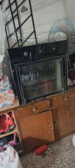 فرن جديد ما مستعمل بي جام مكسور وناقص دكمه اثنين شغال جديد سعره 75 مكاني كراج شمال ***********
