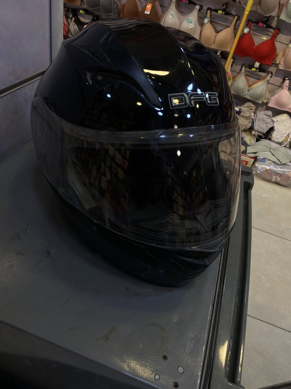 خوذه فك قلاب  ثنين نضاره شمسيه ونضاره عاديه +جهاز بلوتوث سماعه داخليه شغاله سعر خاص. ***********
