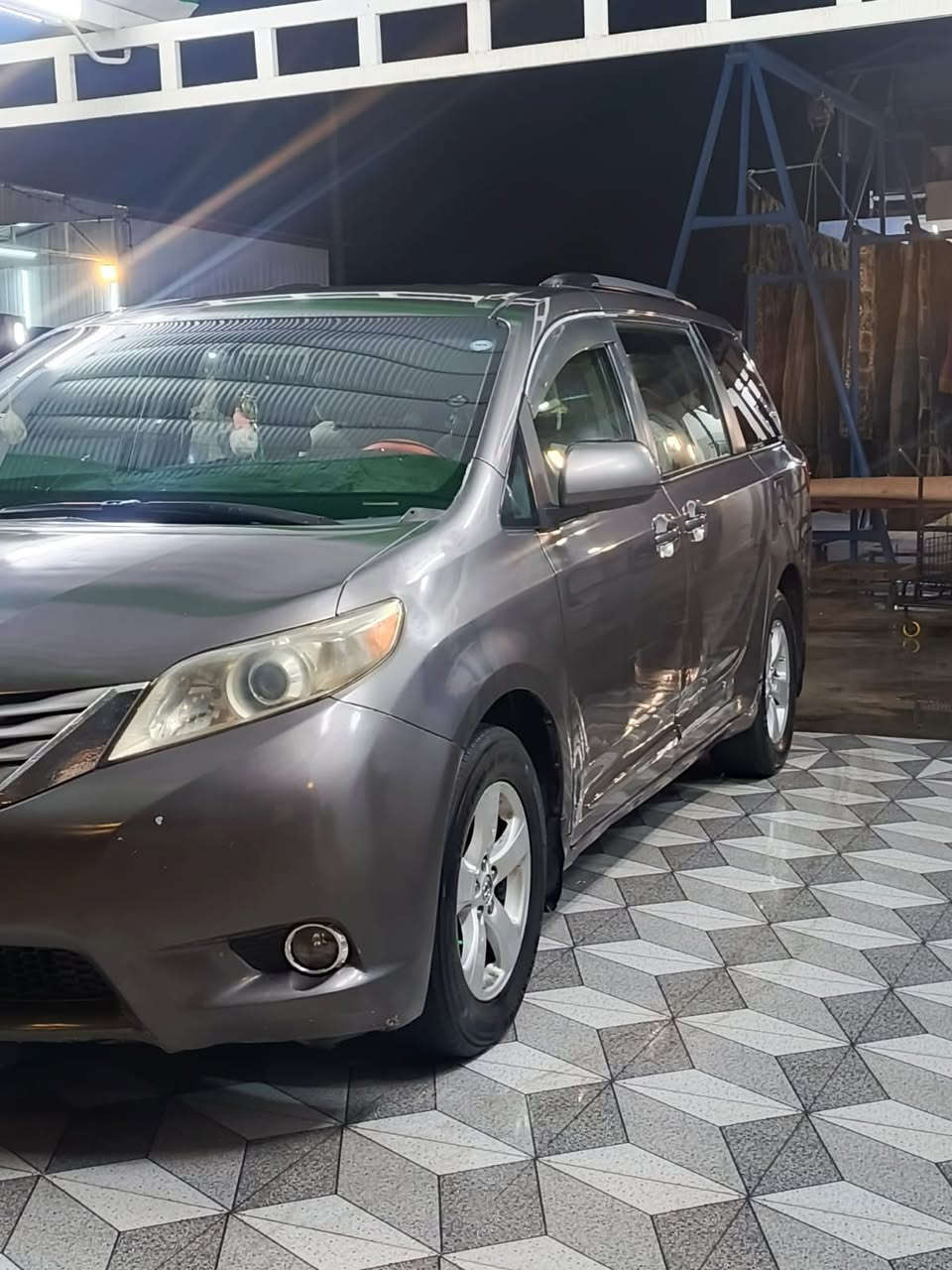 سيارة سينا موديل 2017 
محرك 6 سلندر
8 راكب
محرك وكير كفالة
تبريد كهربائيات جاهزة
بوب كهربائي
ماشية ٣٢٠ 
رقم شمالي 
حادثها جوملغ جهت سكن وراس بونيد وبيها
باب الي ورا ساىق شوي صبغ فقط صور سونار مرفقه
سعر ١٦٠ وبيها مجال
سياره مابيها لو ربع مصرف
بيها اداما نوزلات وفيت بم وبلكات تبديل دهن ودسكات كله جديد 
*********** بي وتساب
