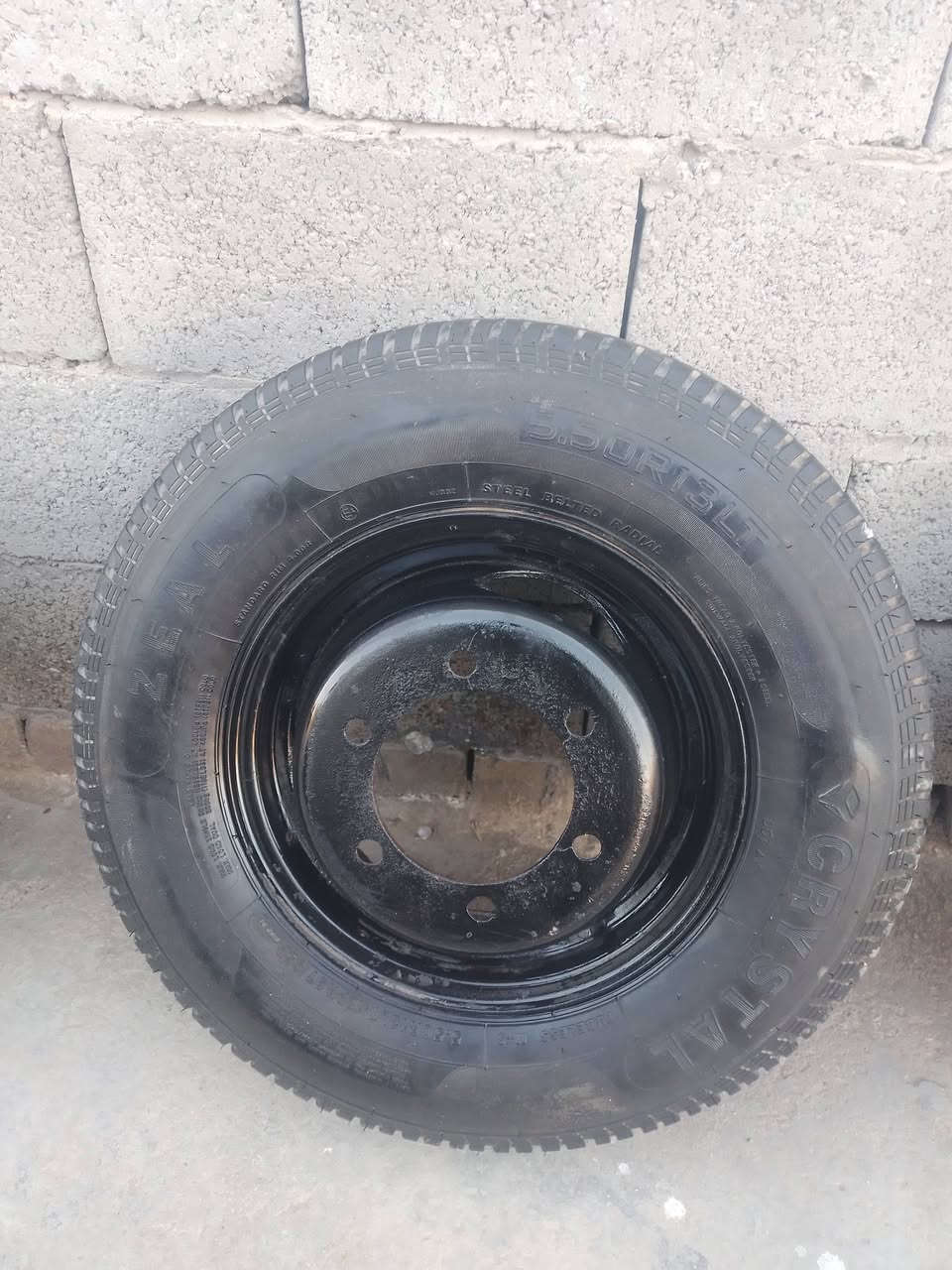 السلام عليكم تواير للبيع الحجم ١٣ العدد خمسة التايرات كوري نضيفات يرهم للفحل وللنثية السعر ميتين وخمسة وعشرين وبيهن مجال للشراي اتصل وبيك خير وتدلل ***********
