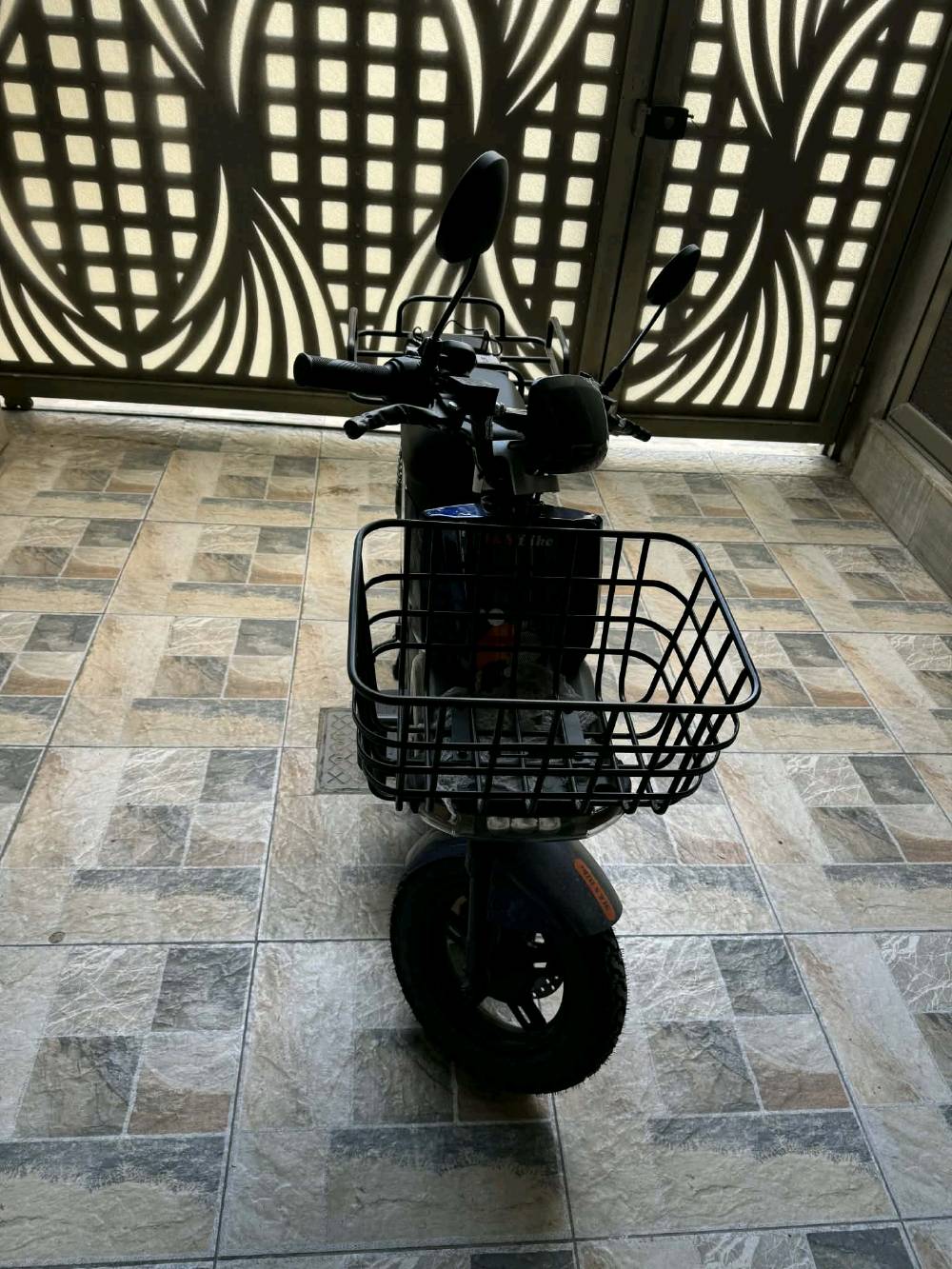 دراجة كهربائية من نوع M&S Bike بطاقة 1200 واط بحالة ممتازة. مثالية للاستخدام في المدينة مع سلة أمامية وخلفية لحمل الأغراض. التصميم مريح وآمن، مثالي للتنقل اليومي أو للذهاب إلى العمل.