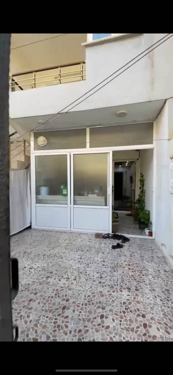 ‎🏛 خانویەک بۆ فرۆشتن لە شوێنێکی زۆر باش
***********
‎📍 شوێن: بەهاری نوێ بەرامبەری بازاری سپی 
‎🟩   موقعەکەی زۆر باشە و خانووەکە نوێیە✔️
‎🏛 زانیاری گشتی:
‎▪️  قەبارە: ١٠٠ مەتر
‎▪️  دوو نھۆم / دوو طبەق 🏛
▪️ هیچ کێشەیەکی نییە
‎🏛 پێکهاتە:
‎▪️  + بەیتونە هۆڵ + ژوورەکان (٢نوستن+ میوان) ✔️ 
‎ ▪️ مطبخ (عەمەل + سارد) نوێ + ٢ حمام+ ٢ تەوالێت 
‎ 📞 بۆ زانیاری زیاتر پەیوەندی بکەن بە ژمارەوە:
0750 786 4228
⸻
‎ العربية
***********
🏛 منزل للبيع في موقع ممتاز جداً
📍 الموقع: منطقة بهاري نوي، مقابل بازار سبي
🟩 الموقع ممتاز جداً والبيت مُجدّد وجاهز ✔️
🏛 المعلومات العامة:
▪️ المساحة: 100 متر
▪️ البيت بطابقين 🏛
▪️ لا توجد أيّ مشكلة في البيت إطلاقاً
🏛 المكوّنات:
▪️ صالة + غرف (غرفتان نوم + غرفة ضيوف) + بیتونة ✔️
▪️ مطبخ (حار + بارد) جديد
▪️ 2 حمّام + 2 تواليت
📞 للمزيد من المعلومات الرجاء الاتصال على الرقم:
0750 786 4228 أربيل, العراق
