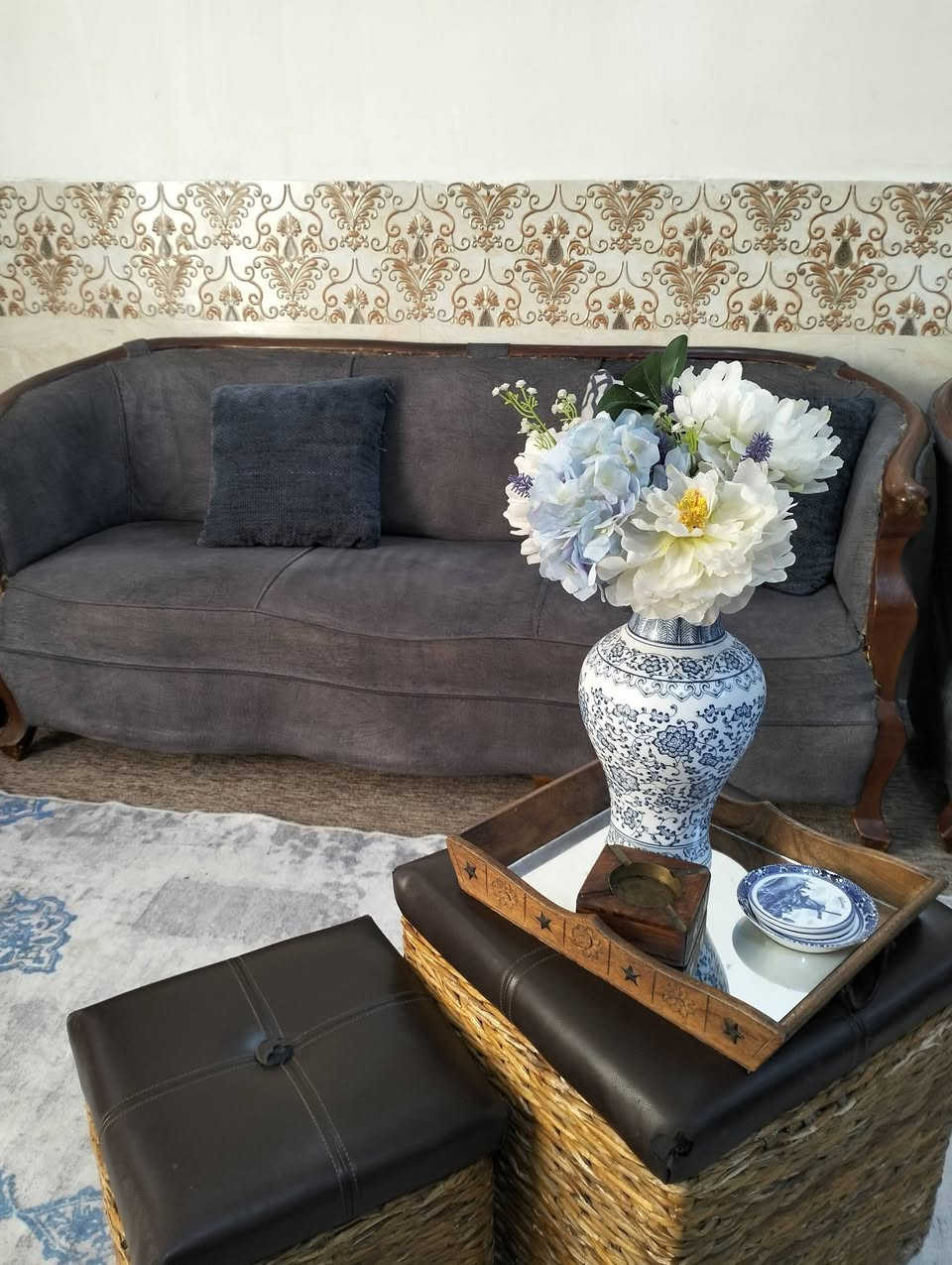 تخم قنفات مصري موديل كلاسك انيق قماش واسفنج نظيف جدا. نظام 8 مقاعد قنفتين كبار  وقنفتين ام نفر ، السعر ٣٠٠ الف وبيه مجال.


**إذا كنت صاحب هذا الإعلان وتريد حذفه لأي سبب، رجاءا أرسل رسالة إلى الدعم الفني**