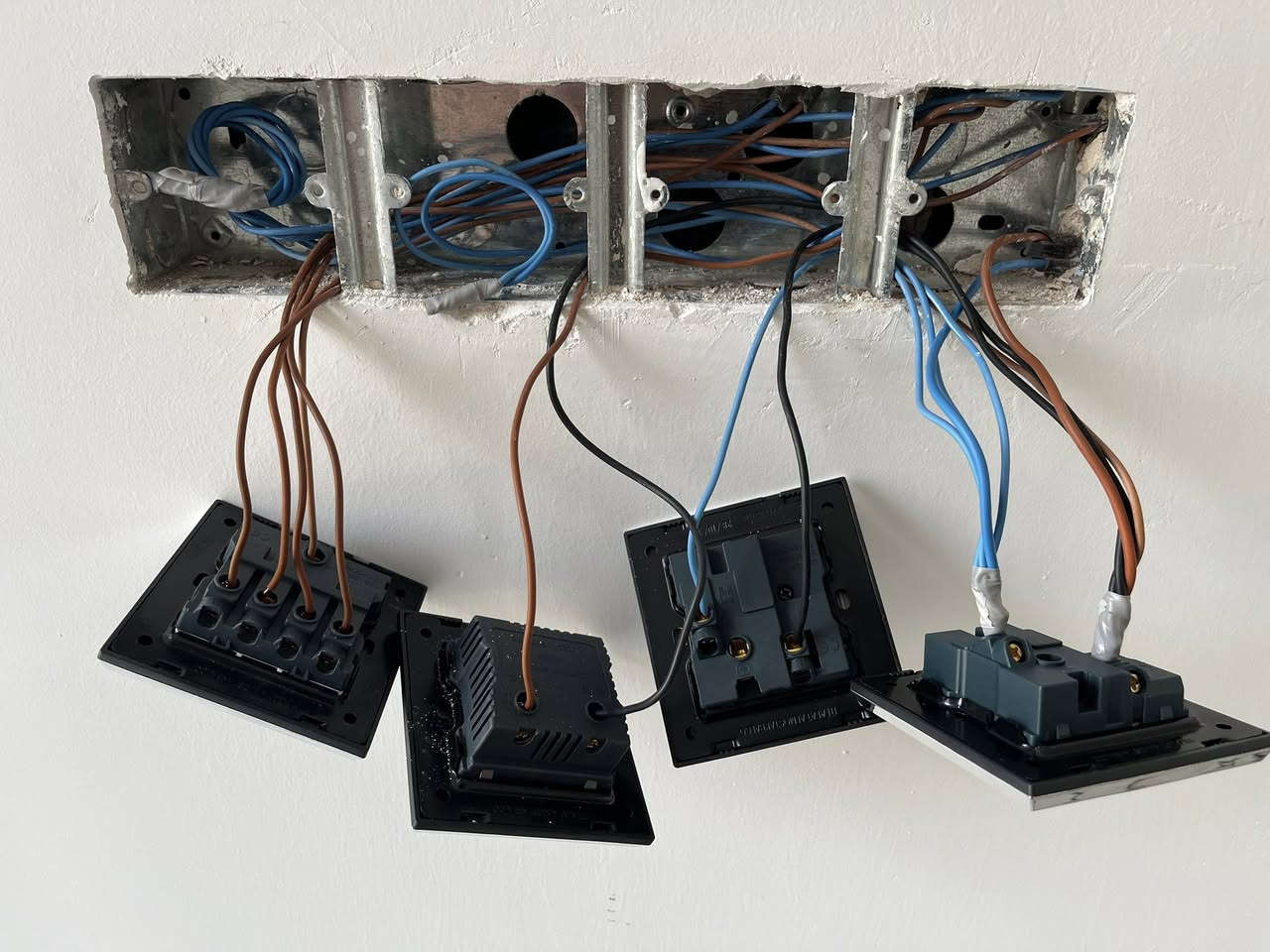 سلام عليكم
الكهربائي: سيد عباس
اللتواصل: *********** او خاص 
شي بسيط من شغلي
