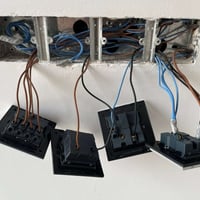 الكهربائي: سيد عباس اللتواصل: 07856656843 او خاص  شي بسيط من شغلي