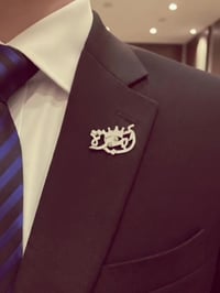 دبوس بدلة • مخصص باسم • بحرفكم