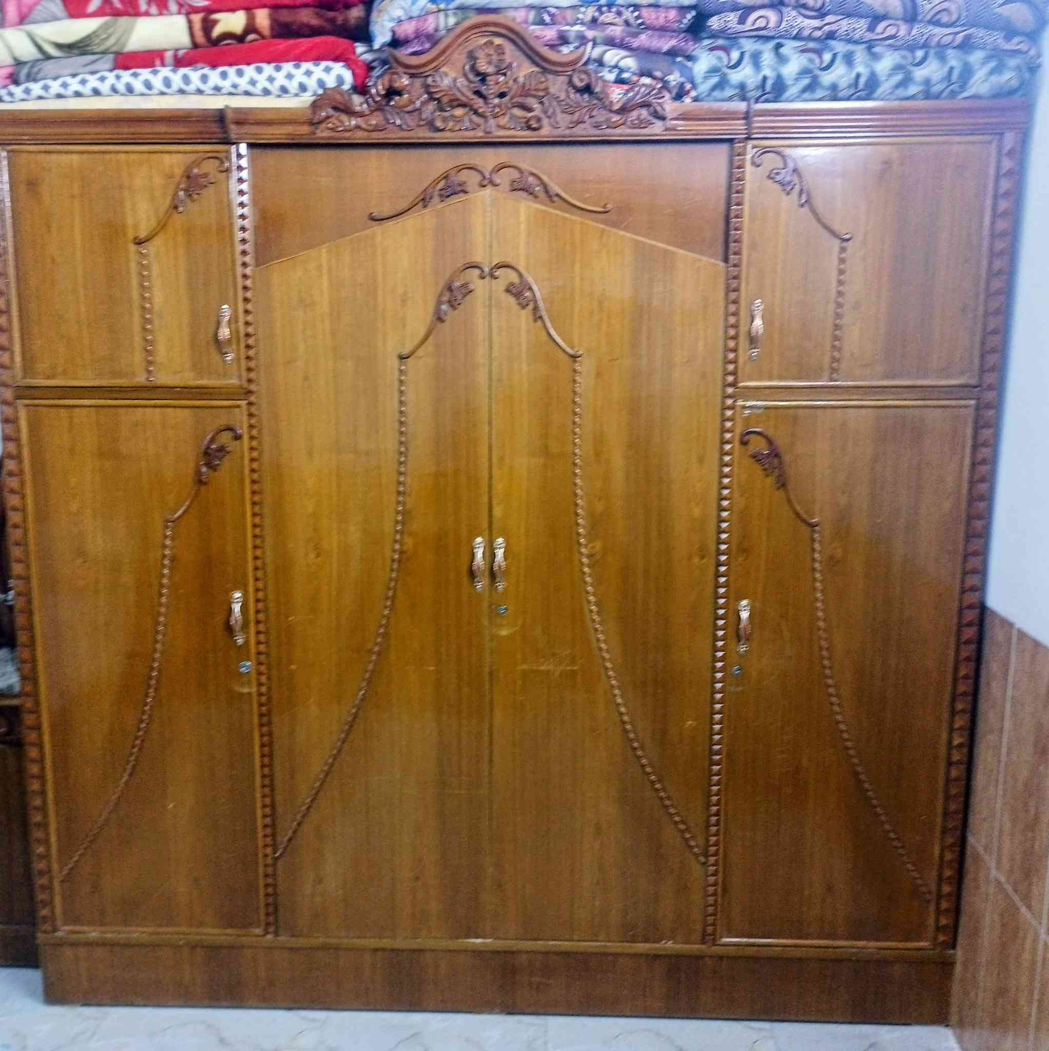 غرفة نوم  للبيع كاملة اصلية صاج  الخشب من الصلي الثكيل  السعر 550 وبيهة مجال تواصل واتساب*********** او على  هاذة الحساب  مازنجر عنوان  بغداد  حي عامل
