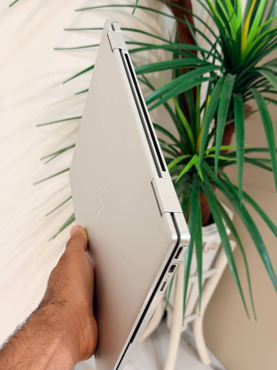 النظام: ChromeOS (Chromebook)
•  الشاشة: لمس وقابلة للدوران 360°
•  الحجم: 14 إنج
•  الرام: غالبًا 8GB
•  التخزين: SSD 128GB
•  البصمة: موجودة يم التاتش باد
•  الصوت: Bang & Olufsen
•  الواي فاي: Intel Wi-Fi 6
•  المنافذ:
 ○  USB-C
 ○  USB عادي
 ○  مدخل سماعات 3.5mm

ومن شكله الجهاز يعتبر:

•  خفيف ونحيف
•  بطاريته زينة
•  مناسب للدراسة والتصفح واليوتيوب وبرامج الأوفيس
السعر اتصل ‎0781 487 1619
