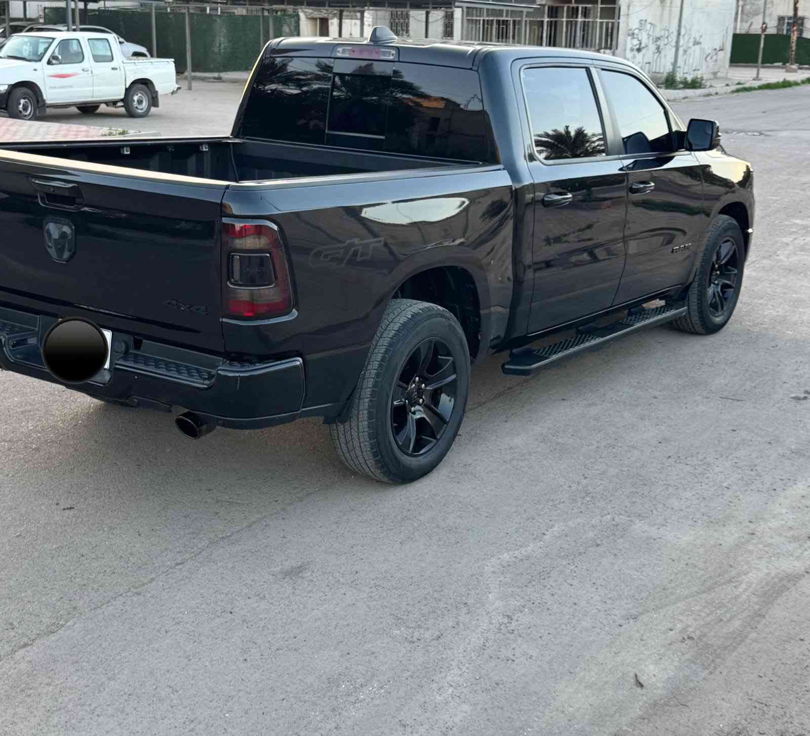 دوج رام موديل 2022 💯
لون اسود 🔞
فئه ( GT) سبورت 🚀🚀🚀
بدون حادث ❌❌❌
بدون فتح بدون ايرباك ❌❌❌ 

 ملاحظه ( جتي من امريكا طلع بيها كلير باب خلفي عكس السايق والجاملغ خلفي ) 
ماشيه 80 

مواصفات فول عدا البنوراما 
1- محرك 8 سلندر ( 5700) ايتورك
2-باب طويل بدي قصير ( المرغوب ) 
3- كير طرح مال TRX
4-شيفتات ستيرن 
5- كار بلي بلوتوث
6-سماعات الباين 
7- لايت زينون بلادي ثلاث عدسات 
8- اشاير بلمري 
9- مري قلاب 
10-الابروجكترات دواره
11-دوسات بلاديه 
12-كشنات  جلد كهرباء  تدفئه تبريد 
13- كشنات حظن (GT)
14- ستيرن تدفئه 
15- بريك بانزين كهرباء 
16- تحكم ستيرن  
17-سايد بريك كهرباء ( بصمه ) 
18-رادار
19- نظام تنبيه ملئ الاطارات ( هورن ودبل اشاره ) 
20- فور ويل 
21- نظام قفل الاكسل 
22-كروس صعود ونزول 
23-حساسات اماميه 
24-حساسات خلفيه 
25-تحديد مسار 
26-اوتو بريك 
27-شاشا تيسلا الجبيره مال TRX
28- دوسات بلاديه 

بعد بيها هوايا مواصفات 
تخم تاير جديد نكسن 
مكفوله صدر وكير ومحرك 
سنويه مضلله 80‎%‎
السعر  ٣٣٤ 
رقم شمالي
***********
