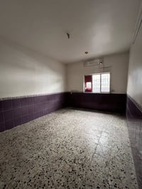 بيت مساحه 200 متر الايجار 4 غرفه نوم واستبقال ومطبخ وخدمات فوك وجوه اب...