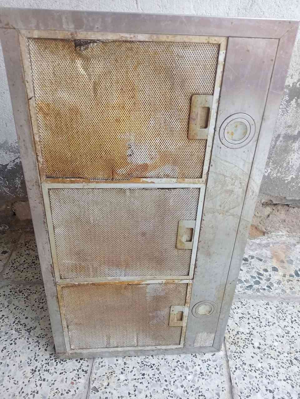 للبيع ساحبه تشتغل اشتريته من مطعم ماعرف بيه بس شغلته شتغلت طوله تقريبا متر والعرض 50 السعر 50الف وبيه مجال ***********
