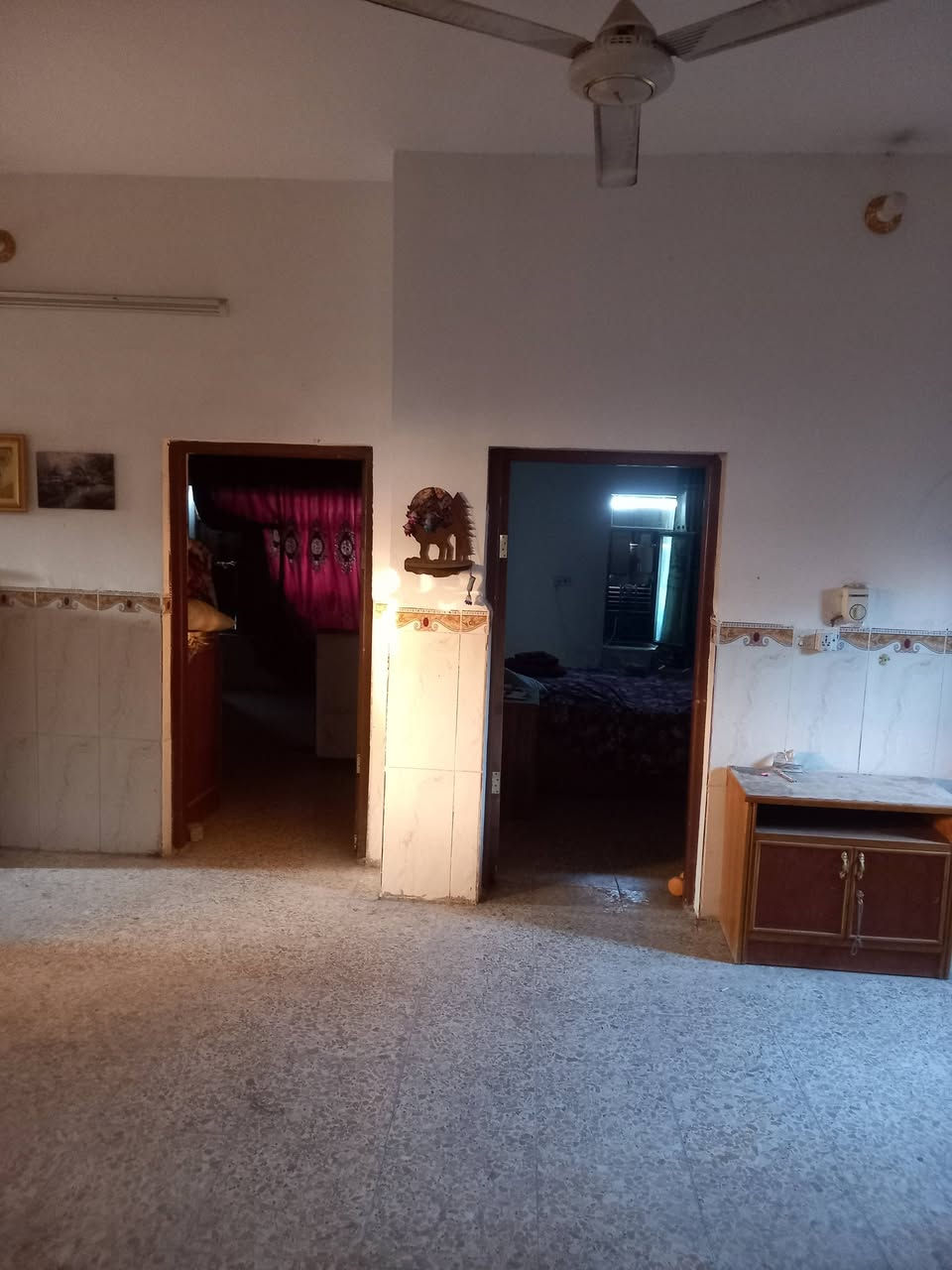 بيت مساحه  210 متر  واقع حال  سنتر واجهت التبليط 15 متر بلسند 200 متر  2 غرفه  ومضيف ومطبخ وهول ومنور خلف البيت متر   مع كافت أغراض البيت مثل مامبين بالفيديو طابو زراعي سند 25 حله سيف سعد ورديه خلف معمل بلوك ابو كيره  يبعد عن الشارع العام 120 متر  السعر 83 مال مستعجل  اتصال ***********
