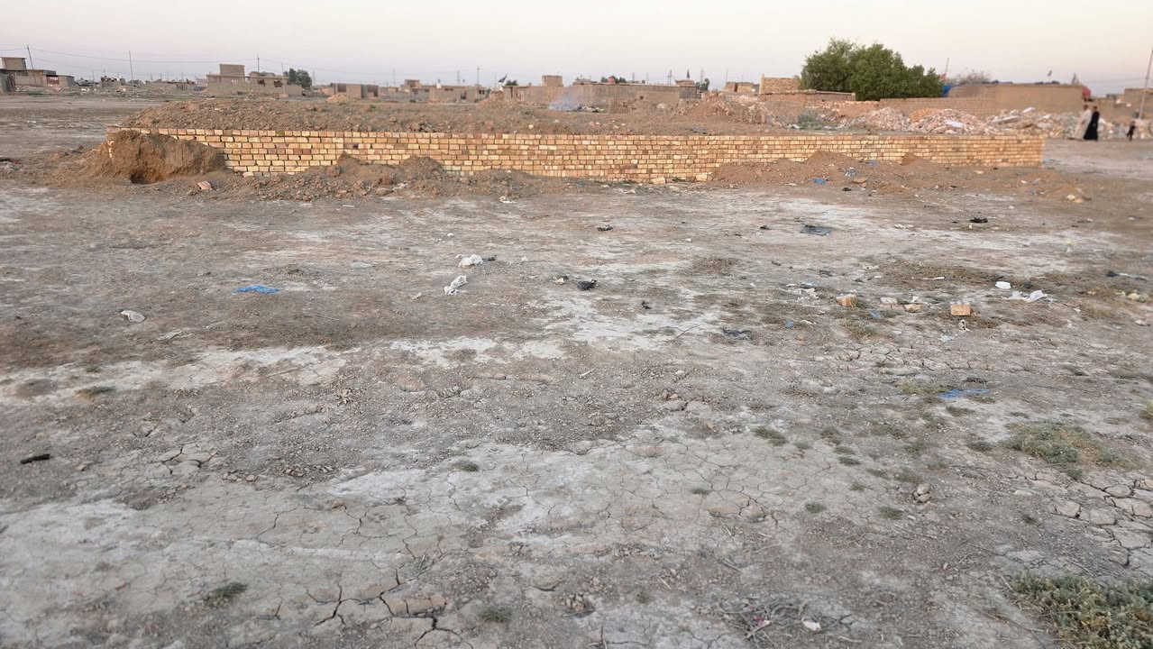 السلام عليكم قطعة ارض خلف معرض الرحمن  جنس الارض زراعي مساحتها 400 واصل كافة الخدمات  مقابل النازحين رقم الاتصال***********    ***********
