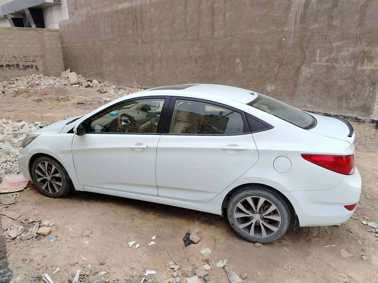 السلام عليكم...
اكسنت خليجي ٢٠١٤
اللون ابيض
المحرك ١٦٠٠ دكشن عالي 
فتحه بالسقف
شاشة تاب بيها نظام GPS
كاميرا خلفية
حساسات خلفية
ABS
EPS
ECO نظام اقتصاد البانزين
اشاير بالمري
كير اوتو وعادي
الداخل لونين
الجنطة تنفتح بالريمونت
تحكم استيرن جهتين
ويل كب خمس تايرات
حجم التاير ١٦
ضررها
اللايت الامامي والجاملغ اللي ويا ع البارد كد شبرين 
وشخط مال ستوته بالباب الخلفي  والصبغ ع كد الشخط
ماشية ٢٠٠ الف
مكان السيارة كربلاء
السعر 92 بي مجال
للاستفسار الاتصال على الرقم
***********
