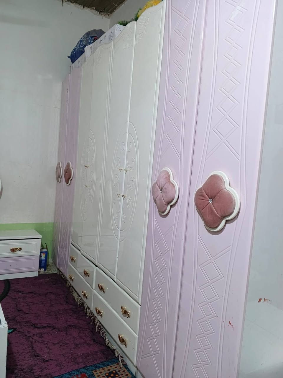 السلام عليكم

غرفة نوم صيني درجة أولى 
  
التفاصيل
-كنتور ثمان أبواب، كل بابين مفتوحات على بعضهما وأربع جرارات

-سرير بمخزن كبير 2
-كومديات 2
-تسريحة غرفة نوم (ميز تواليت) ببابين و3جرارات  وتقطيعات للمكياج والعطور و...

-زاوية بمرآة وجرار

-ميز تلفزيون ببابين وجرارة وتقطيعات

السعر 450 وبيها مجال

للاستفسار التواصل على الرقم:***********
