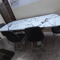ميز طعام • كراسي ٤
