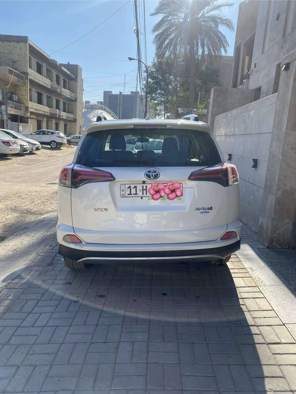 � للبيع: تويوتا راف فور 2018 – خليجي

🔹 اللون: أبيض صدفي
🔹 المسافة المقطوعة: 74000 كم فقط
🔹 المواصفات: VXR

✨ المميزات:

 • بصمة تشغيل
 • فتحة سقف
 • صندوق خلفي كهربائي
 • تحكمات على الاستيرن
 • مثبت سرعة
المقاعد جلد ومقعد السائق كهربائي . 
 • وجميع المواصفات المعروفة في فئة VXR

🛠 الحالة:
السيارة سليمة تمامًا
✔️ خالية من أي ضربات
✔️ لا يوجد فيها قطرة صبغ

💰 السعر المطلوب: 230

***********
