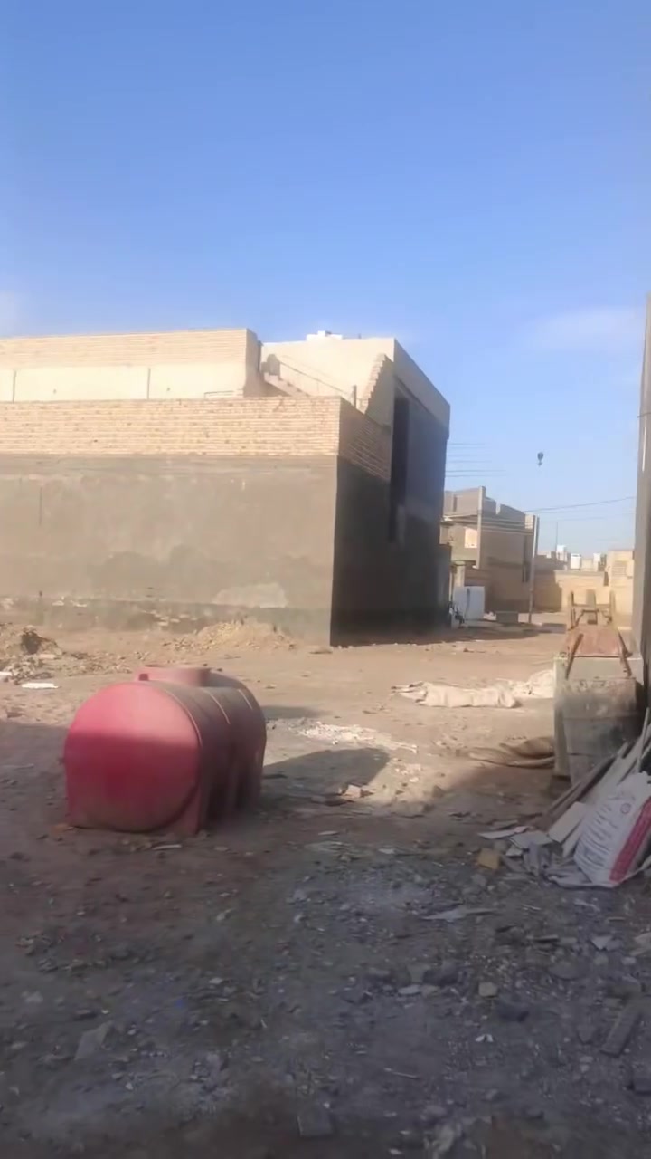 على بركة الله دار للبيع مساحه 150م بناء حديث 2026 بناء طابوگ استقبال وغرفة نوم عدد٢ مع صاله ومطبخ العنوان شارع 40قرب بنية سيد سعد جار الحاج مجيد هويدي وجار ابنه الاستاذ عباس مجيد هويدي للعلم الدار يرهم مراوس في بيت أو قطعه للاستفسار الاتصال على الرقم ***********
للعلم الدار يحتاج إلى بياض وارضيه فقط
