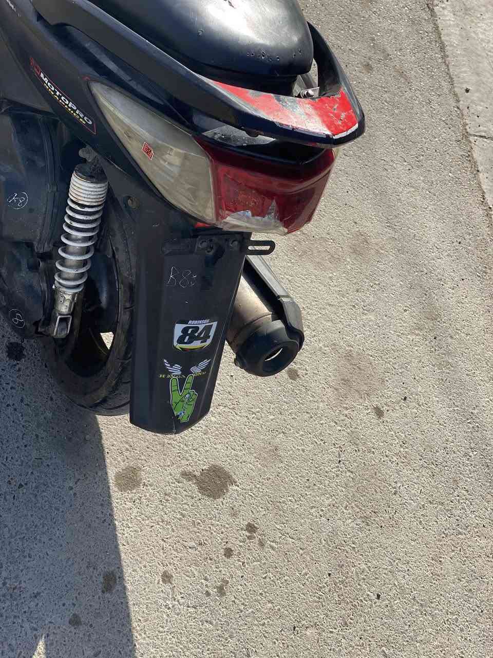 السلام عليكم دراجه سكنس فحل كابريتر مفتوحه بس ولفات مره وحده بس سلف هندر شلعه معدل كامله مكمله السعر ٤٥٠ وبيها مجال المكان بغداد حي النصر الاستفسار خاص رقمي***********
