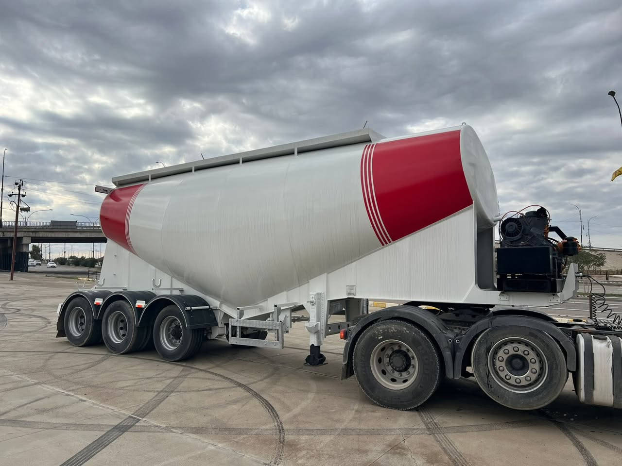 بطل سايلو للبيع 
بعده منفيس 
نوع هاشم اوغلو
موديل   ٢٠١٣ 
دبل تاير بلادي 
***********
***********
