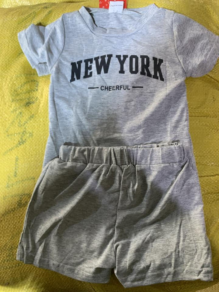 ملابس بات بات اطفال صيفي
العمر من 1 سنة الى 5 سنوات الشليف 100 قطعة كل قطعة لبسة كاملة سعر الشايف 200 الف 
***********
