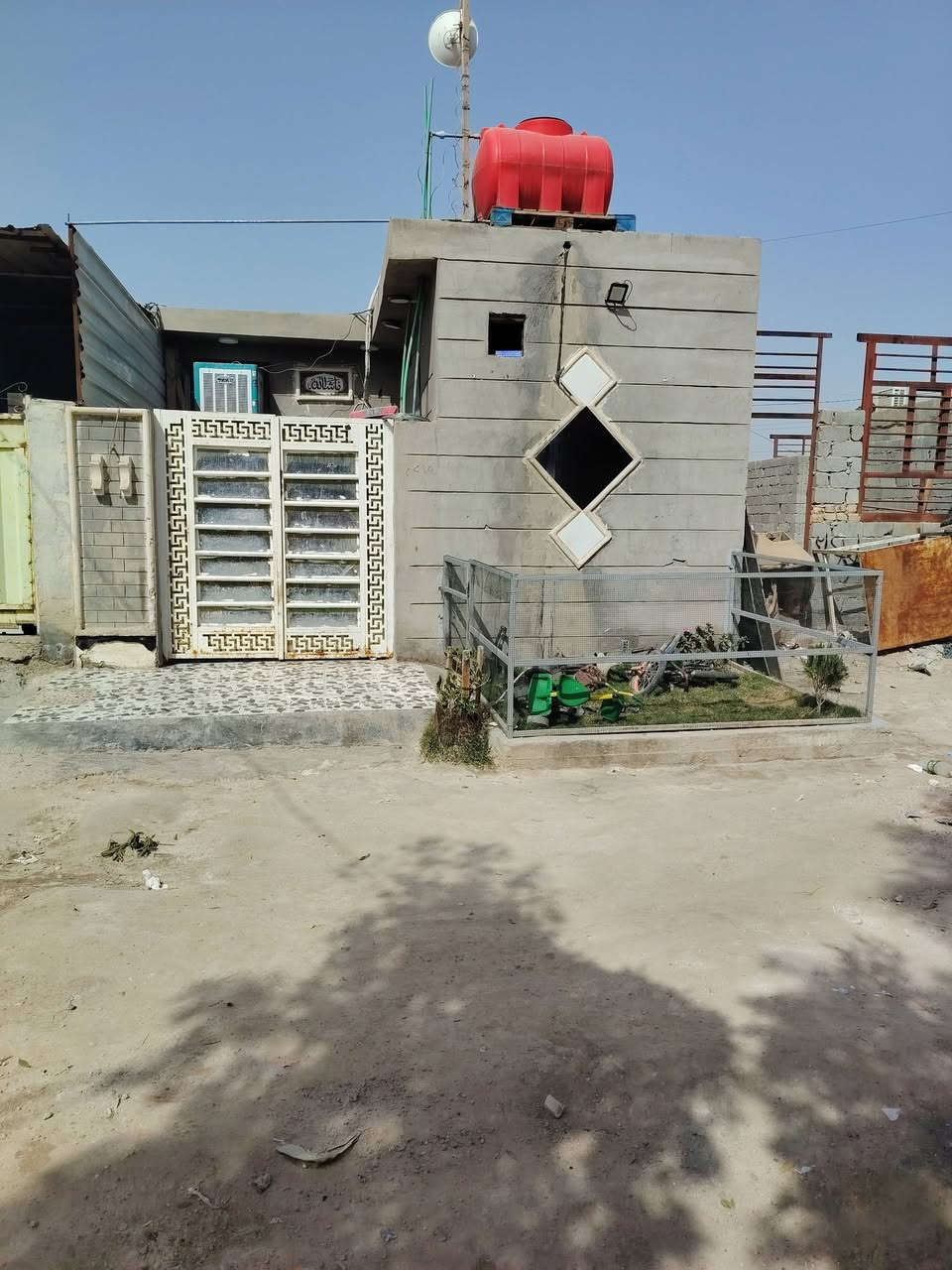 سلام عليكم بيت للبيع حله شارع ثمانين مال كربله يبعد عن لشارع لعام ٥٠ متر خدمات فول لبيت صلاح مكاتبه يعني بناء حديث مساحه ٩٠ متر سعر ١٨ وبي رقمي ***********
