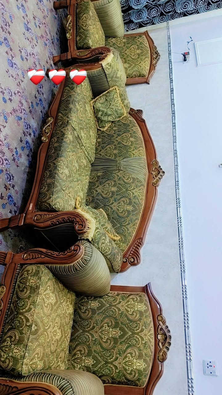 سلام عليكم عندي تخم مصري عشر مقاعد للبيع اريده 300رقم الهاتف ***********@@
