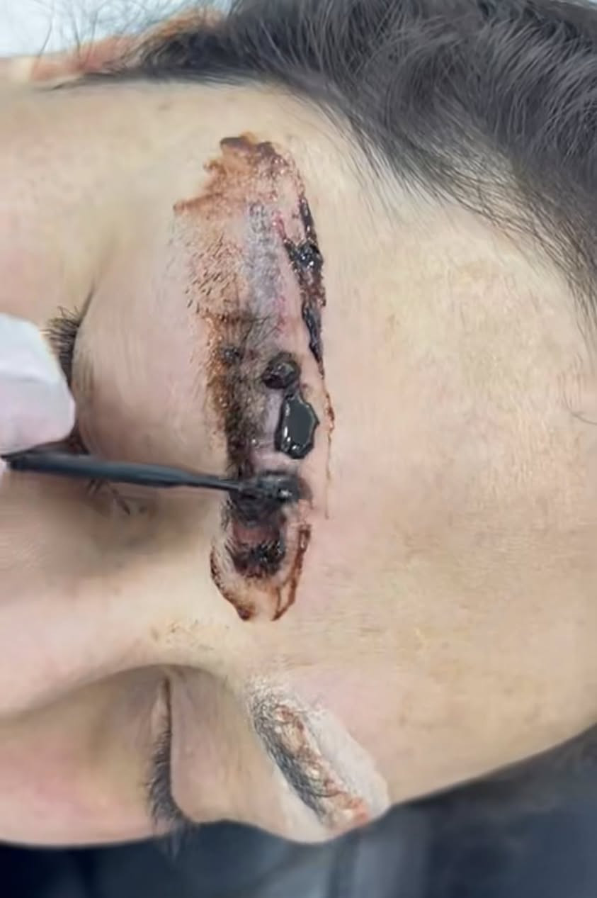 عروض صالون حرير
حف ٥ 
تنظيف قدم ٥
قص ٥
تنظيف بشرة بجهاز هايدروفيشل العميق ١٥
صبغ جذر الشعر ١٠ 
صبغ شعر قصير ١٥ 
صبغ مع تخصيل ٤٥
جل اكستنشن مع جلش ١٥ جل اكستنشن فل دزاين١٧
جلش يد او قدم ٥ ازالة ٥ سترونك ١٥ 
كل انواع التاتو ٢٥ وشم حسب الرسمة يبتدأ من ٥ الف 
شيرة جسم كامل ٢٥ كل منطقة ٥ 
مكياج بسيط ١٥ مكياج قوي ٢٠ 
تسريحة بسيطة ١٥ تسريحة كاملة ٢٠ 
ويفي ٧ 
رموش طرفيه ١٠ رموش كامله ١٥
حمام مغربي بدون مساج ٢٥ حمام مغربي مع مساج ٣٥
مساج فقط ١٥ 
العنوان بغداد علي الصالح شارع جامع الزغل البناية المقابلة للجامع الطابق الثاني للحجز والاستفسار الاتصال على الرقم *********** ***********
