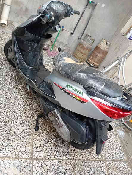 سلام عليكم شباب دراجه بريز للبيع مكينه مامفتوحه واي تنقيص مابيها تشتغل سلف هندر كهربائيات كلها شغاله كفراتها نضاف ايي نقص مبيها تجي وتشوف بعينك السعر  ،،550 ...  وبيها مجال حك جيه رقمي ***********
