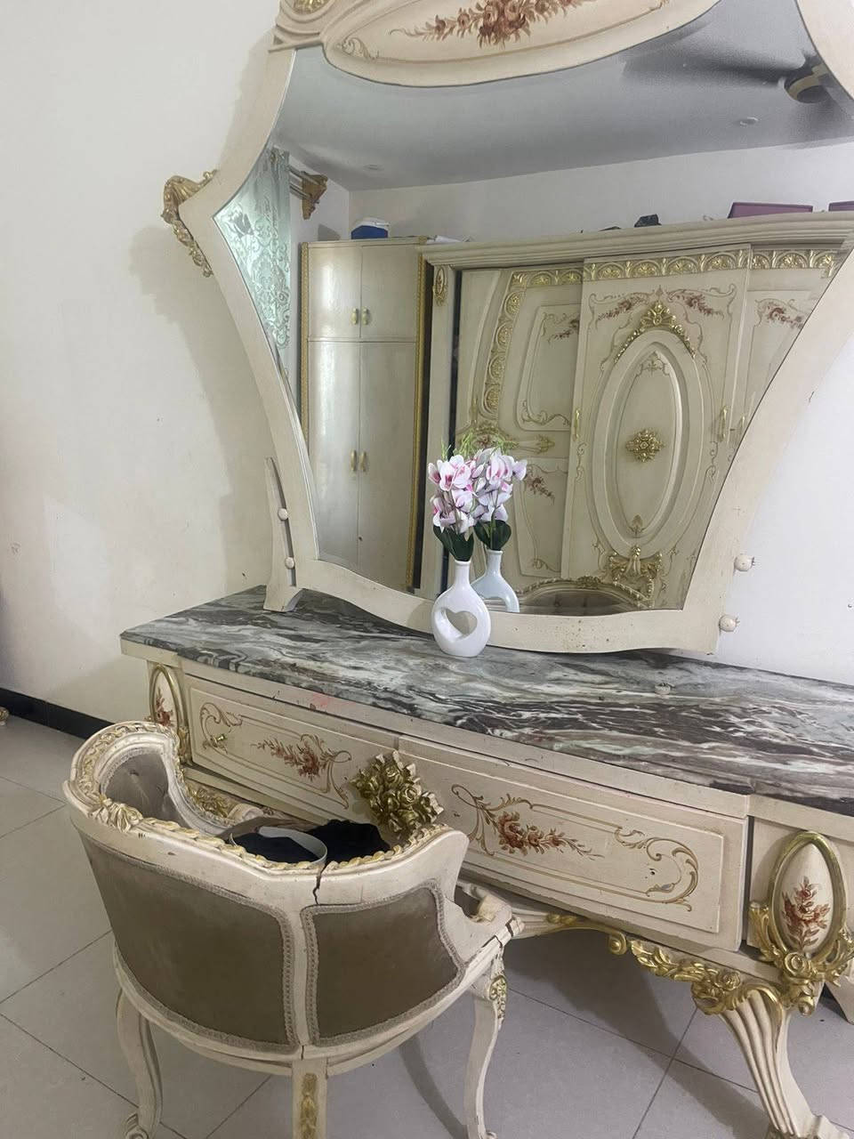 السلام عليكم غرفه كويتي للبيع سعر 450 وبيها مجال بسيط مكانها الدوره بسيط***********
ملاحضه يتوفر نجار فتح وشد ونقل
