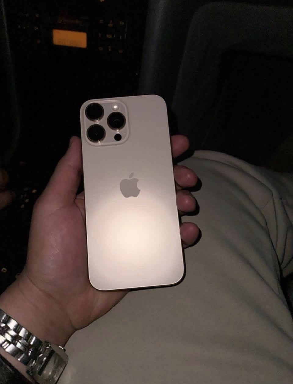 السلام عليكم ,16pro max للبيع،ذاكرة 1T,بطارية 97،نموذجM، جهاز وتر بروف بس بي خدش بالشاصي كلش صغير و ابد ممبين،لون ذهبي ، كامل ملحقات كارتونة وكيبل ،مكاني بغداد، متواجد هنا أو واتس اب ***********
