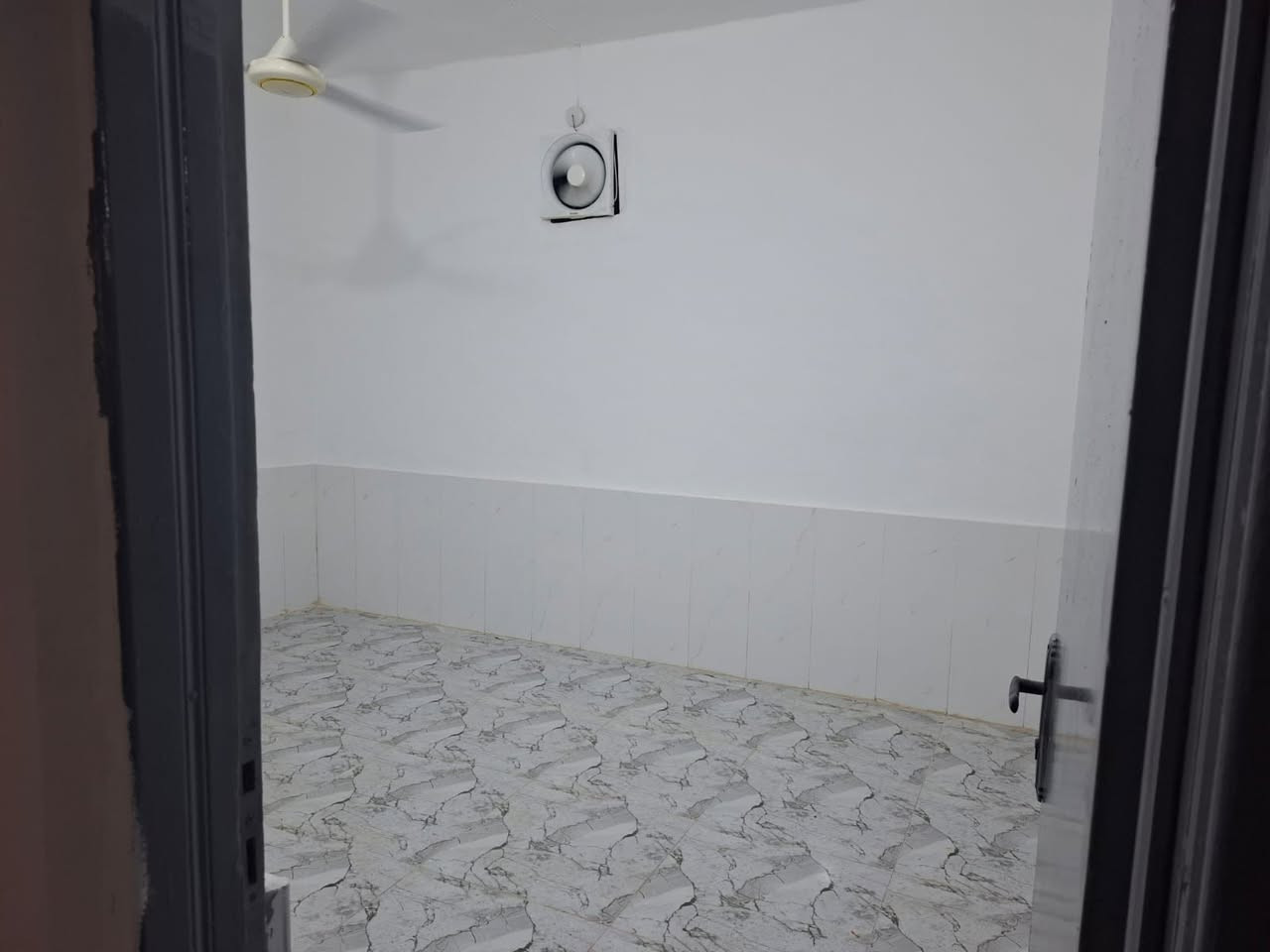 السلام عليكم 
معروض للبيع بيت خلفي المساحه (١٠٠) م في منطقة 
 حي الحكيم خلف مطعم الحوراء شارع المدرسة نظيف
عرض الشارع (١٢) م 
يحتوي على 
غرفة نوم واحدة و مطبخ وصالة كبيرة (١٠) م وصحيات داخلية وخارجية البيت كامل خزان ماء وسخان وماطور ومغسلة ومراوح 
للاستفسار الاتصال واتساب ***********
مكتب المدار الذهبي للعقار.
