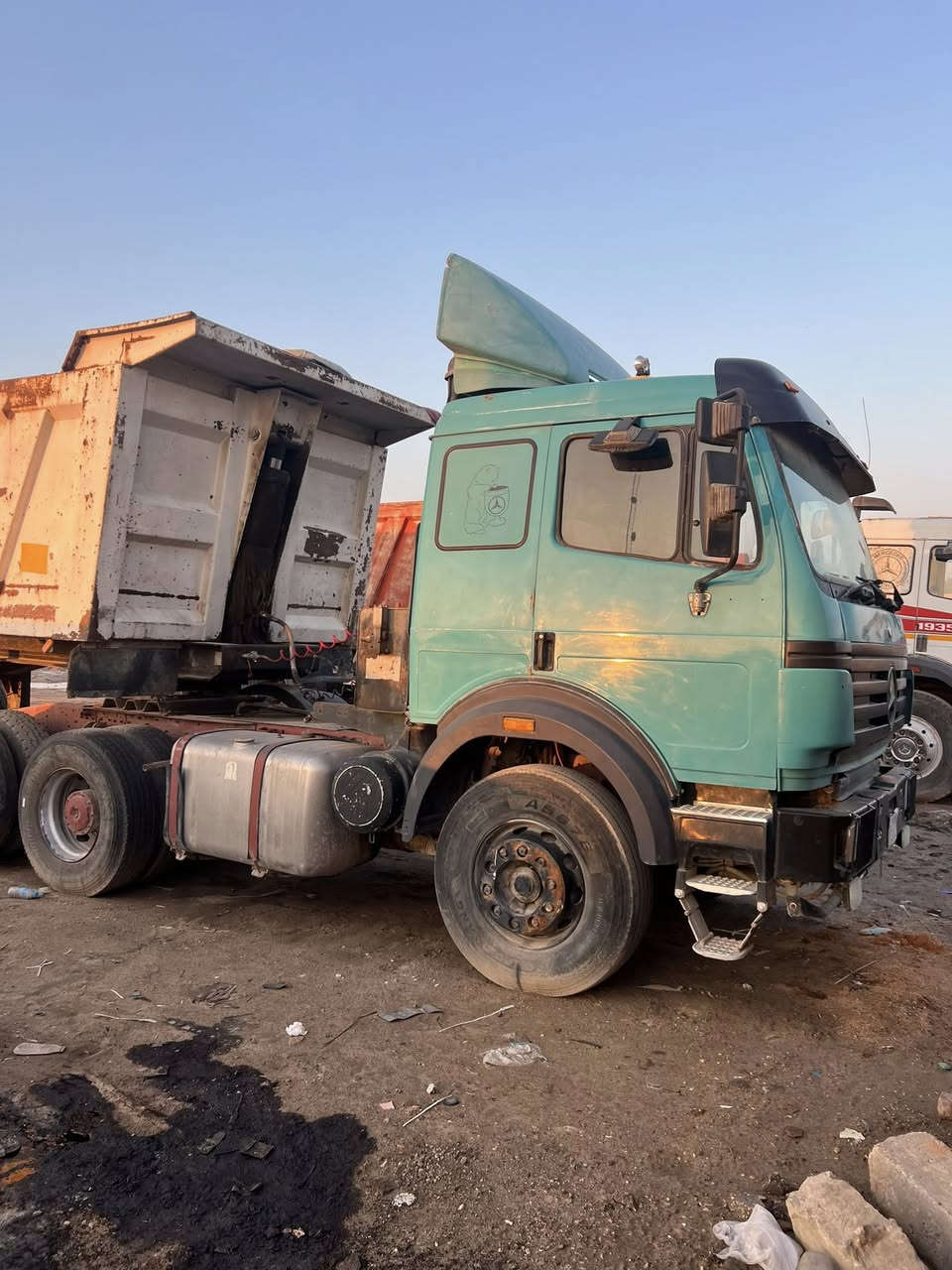 مرسيدس تريلة للبيع موديل 1990 مكينة 44 كير 160 مجموعة نص جيئف رقم بغداد عربة علم 2007 ثلاث محاور مكفولة راس وعربانة  للاستفسار ***********
