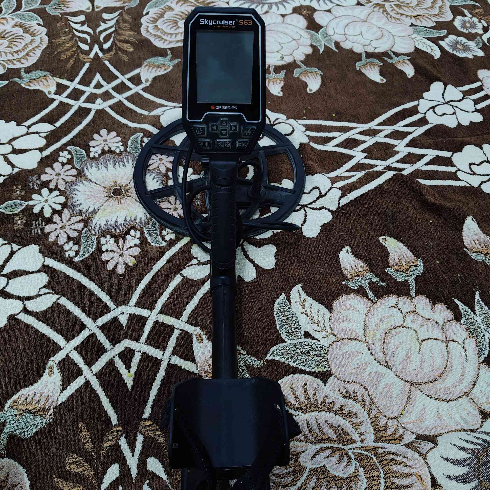 جهاز كاشف جميع المعادن والذهب والفصى على عمق 2 متر جديد بالكارتونه هذا رقمي ***********
