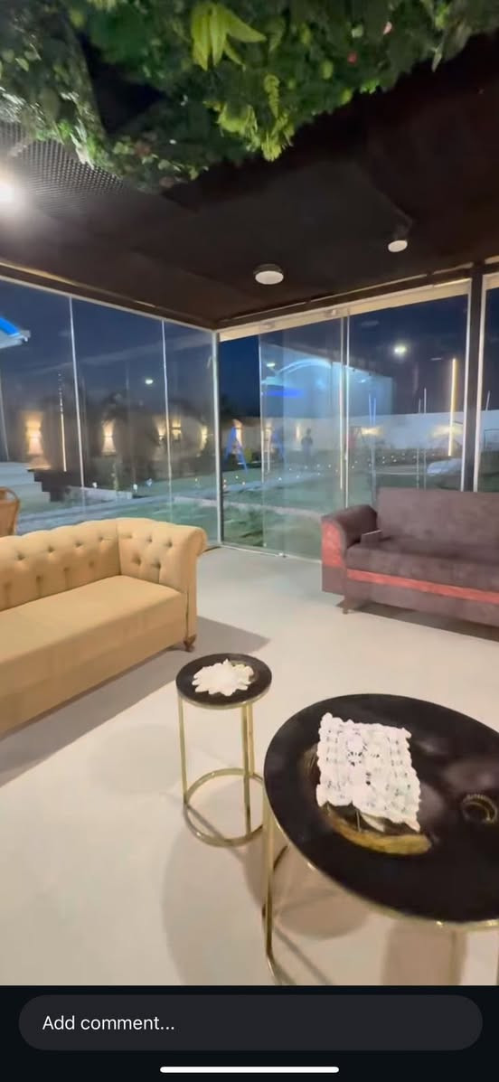 السلام عليكم
مزرعة سياحية للبيع مساحة 2000 متر سند 25 
تحوي على : 
بناء مساحة 250 متر 
اثاث و سبالت 
مسبح 
حديقة امامية و خلفية 
مولدة 

الموقع : قرية علي حمد قرب التاجي 

للإستفسار و التواصل على واتساب ***********
