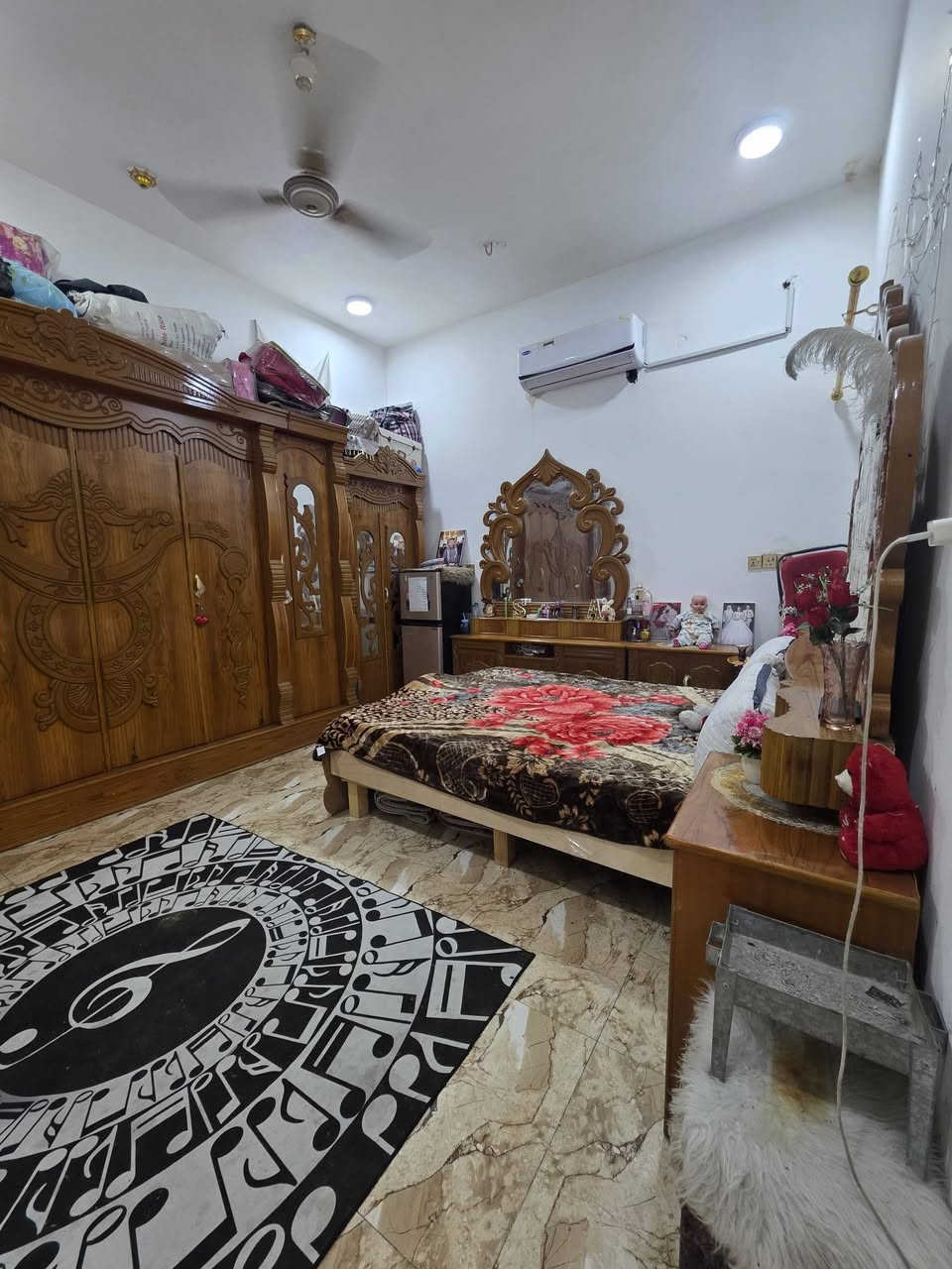 بسمه تعالى وأسعد الله اوقاتكم 
هاتف ☎️***********☎️
دار سكن 200 متر طابقين للبيع ٢٠٠ متر  يبعد عن الطريق الفوك 100 متر / البصرة مقابيل طب العدلي/حي زهور 
((طابومالك صرف تحويل ثاني يوم))
البناء  ((طابوك)) 
أرضية البيت كلهة مرمر
السطح شتايكر درجة اولى 

✅️الطابق الاول
غرفتين وصالة ومطبخ وديوان وصحيات داخليه  معزولة وكراج وحديقة 

✅️الطابق الثاني 

أربع غرف منام كبار 
ومطبخ 
وصالة
 وصحيات 

✅️الطابق الثالث بي غرفة خزانات

جميع الخدمات متوفرة ماء كهرباء مدارس مجاري منطقة كاملة 
#السعر((500مليون وبي مجال ))
#اللاستفسار::إلا تصال على الهاتف ☎️ 📞 
هاتف☎️((***********))☎️
