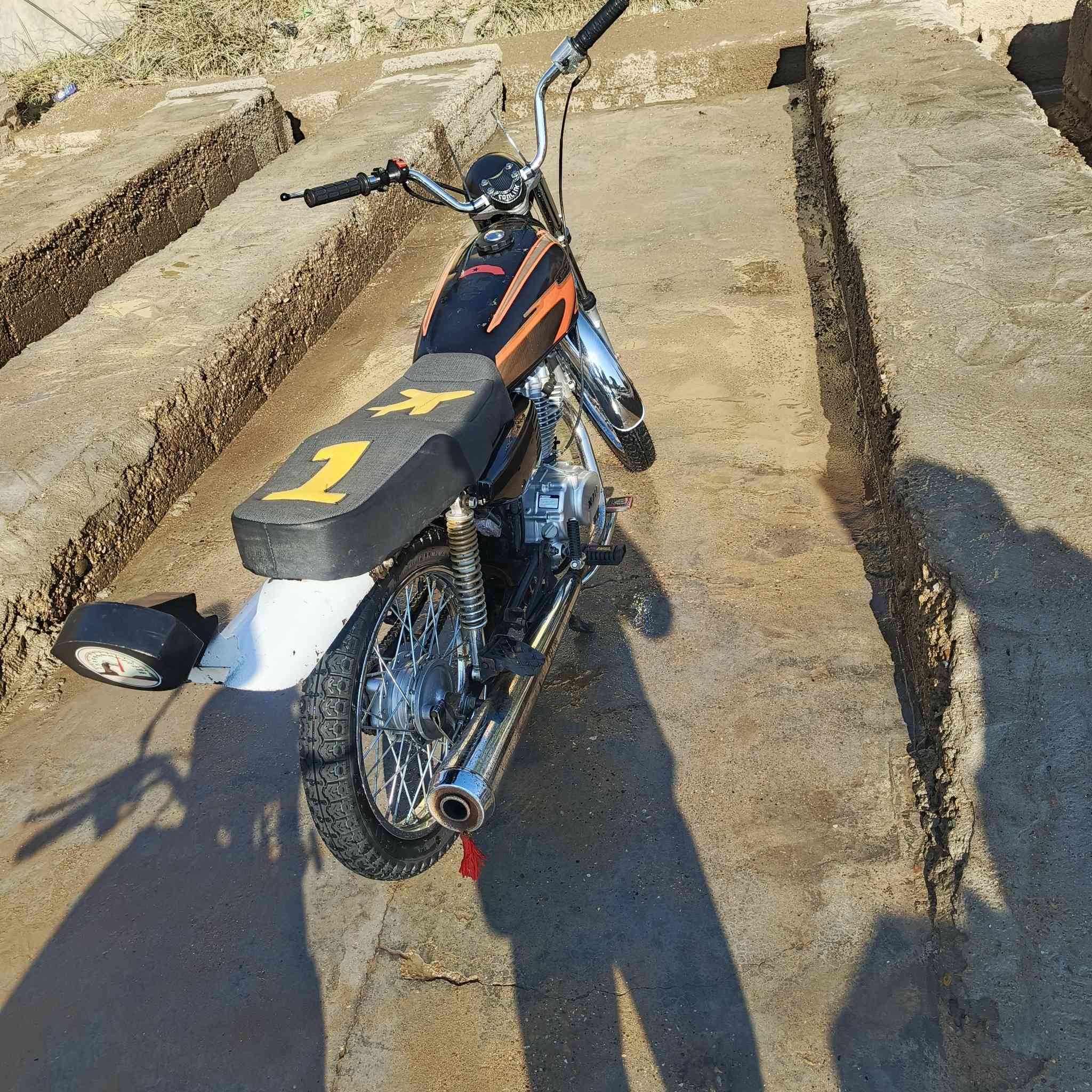 السلام عليكم
دراجة نامة شلامچة تعميرة 24كلة جديد شاصي 19محرك جديد ممدودة علي صبانة للبيع أو المراوس حسب القناعة السعر 450وبيها مجال ه‍/***********
