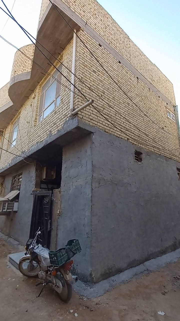 بيت طابقين ٥٠ متر  للبيع في حي العباس فرع الثالث صالة كبيرة ومطبخ وصحيات ٣ وغرف نوم ٢ وبيتونة كبيرةبناء درجة اولا السعر ٧٢  للاتصال***********
