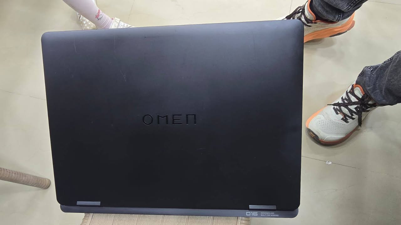 🔥 HP OMEN 16 Gaming Laptop
حالة ممتازة جدًا – أداء قوي للجيمينج والشغل الثقيل 🔥

✅ المواصفات:
• Processor: Ryzen AI 7 350
• جيل حديث بتقنيات AI
• RAM: 16GB DDR5
• Storage: 512GB SSD NVMe M.2

🎮 كارتين شاشة:
• NVIDIA RTX 5060 8GB GDDR7
• AMD Radeon Graphics

🖥 الشاشة:
• 16 Inch FHD
• 144Hz Refresh Rate
• ألوان 100% sRGB
• حواف رفيعة Infinity Display

⚡ المميزات:
• USB Type-C
• Wi-Fi 6
• Bluetooth 5.1
• Camera HD

🔋 البطارية والشاحن الأصلي موجودين
🛡 ضمان 3 شهور بفاتورة
🚚 شحن لجميع المحافظات والدفع عند الاستلام متاح

مناسب للجيمينج – المونتاج – الجرافيك – البرامج الثقيلة 💯


**إذا كنت صاحب هذا الإعلان وتريد حذفه لأي سبب، رجاءا أرسل رسالة إلى الدعم الفني**